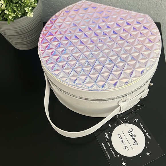 Exclusive Disney Beauty Box Epcot - Picture 2 of 9